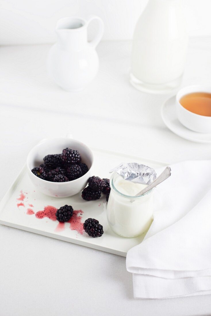 Naturjoghurt, frische Brombeeren und Tee