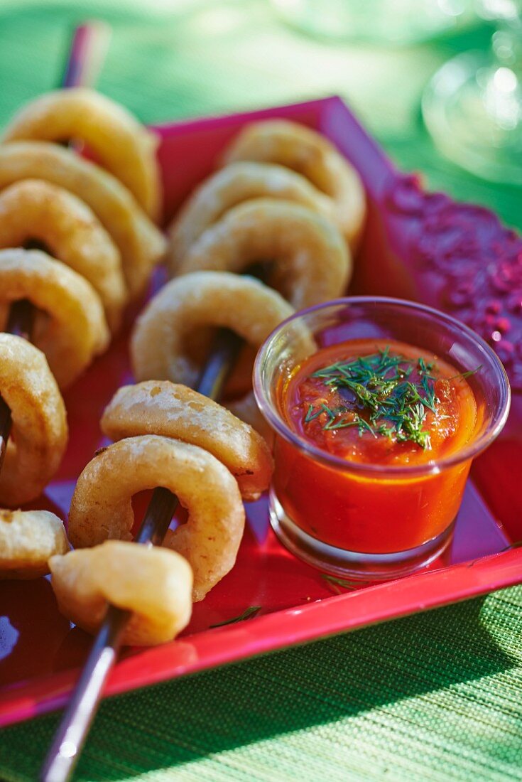 Tintenfischringe mit scharfem Tomaten-Paprika-Dip