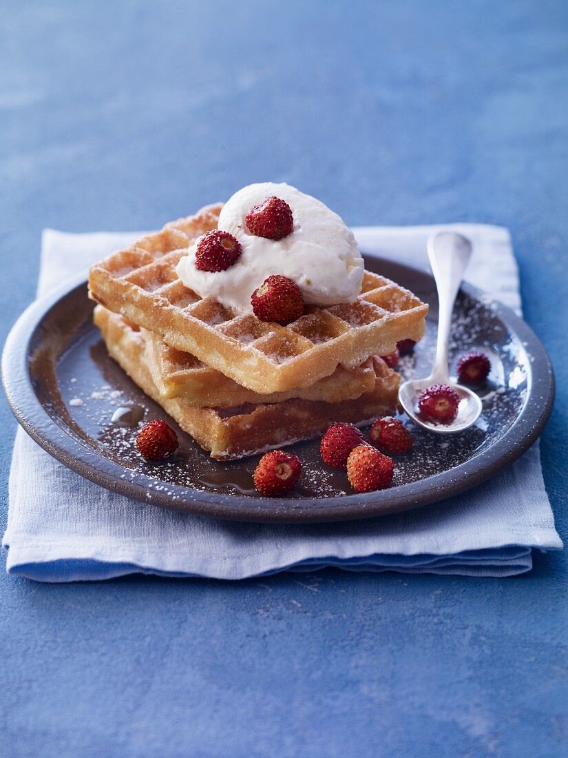 Waffeln mit Walderdbeeren und Eis