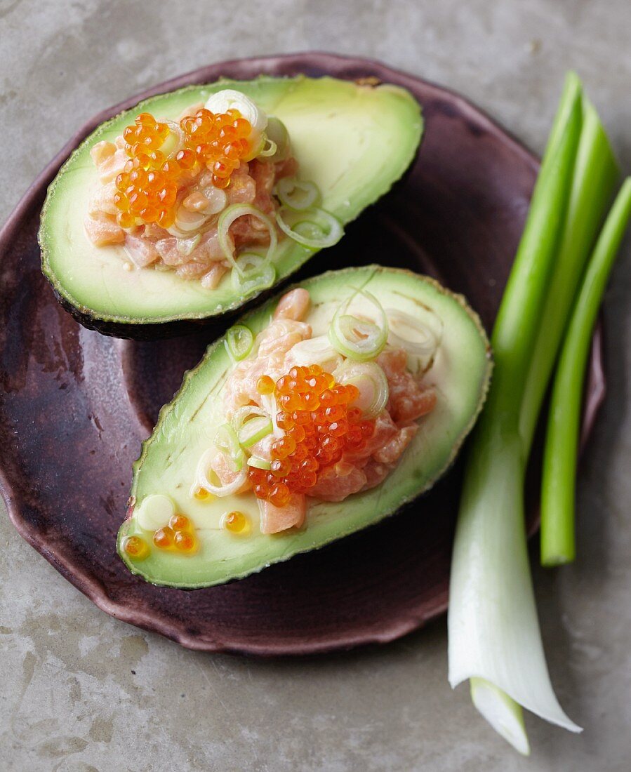 Gefüllte Avocados mit Lachstartar, Kaviar und Frühlingszwiebeln