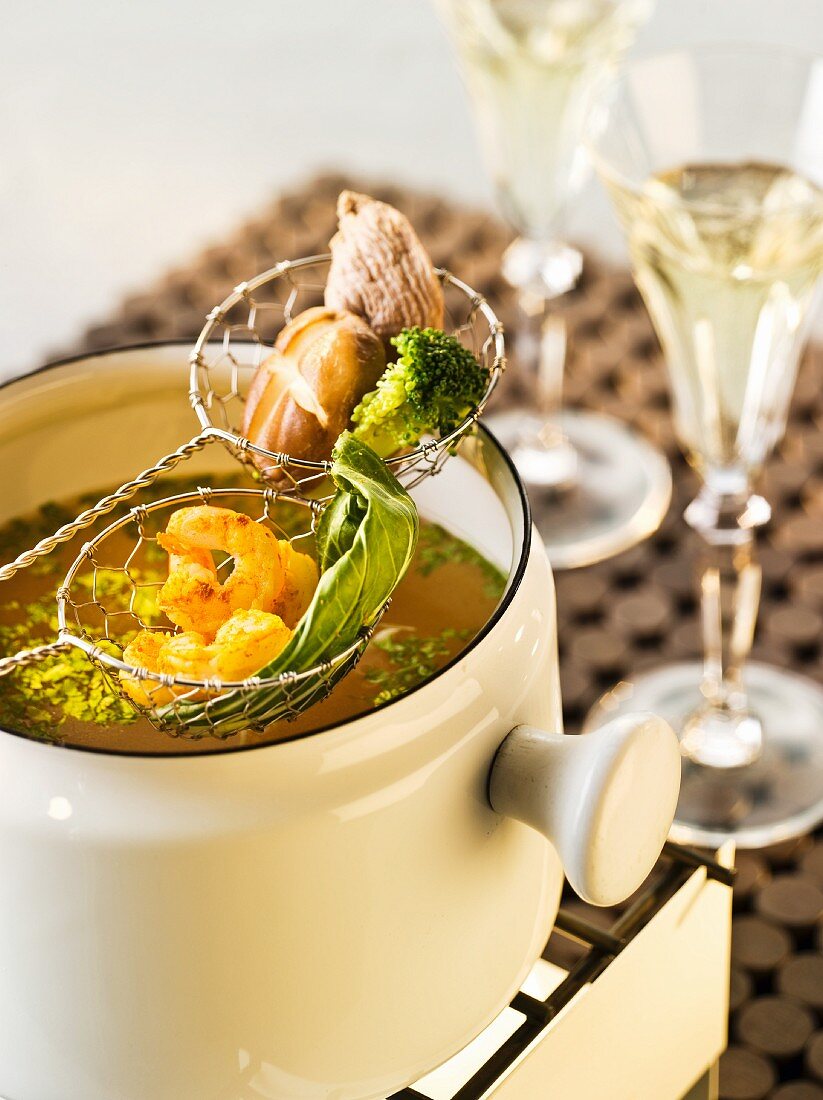 Stock fondue with prawns and vegetables