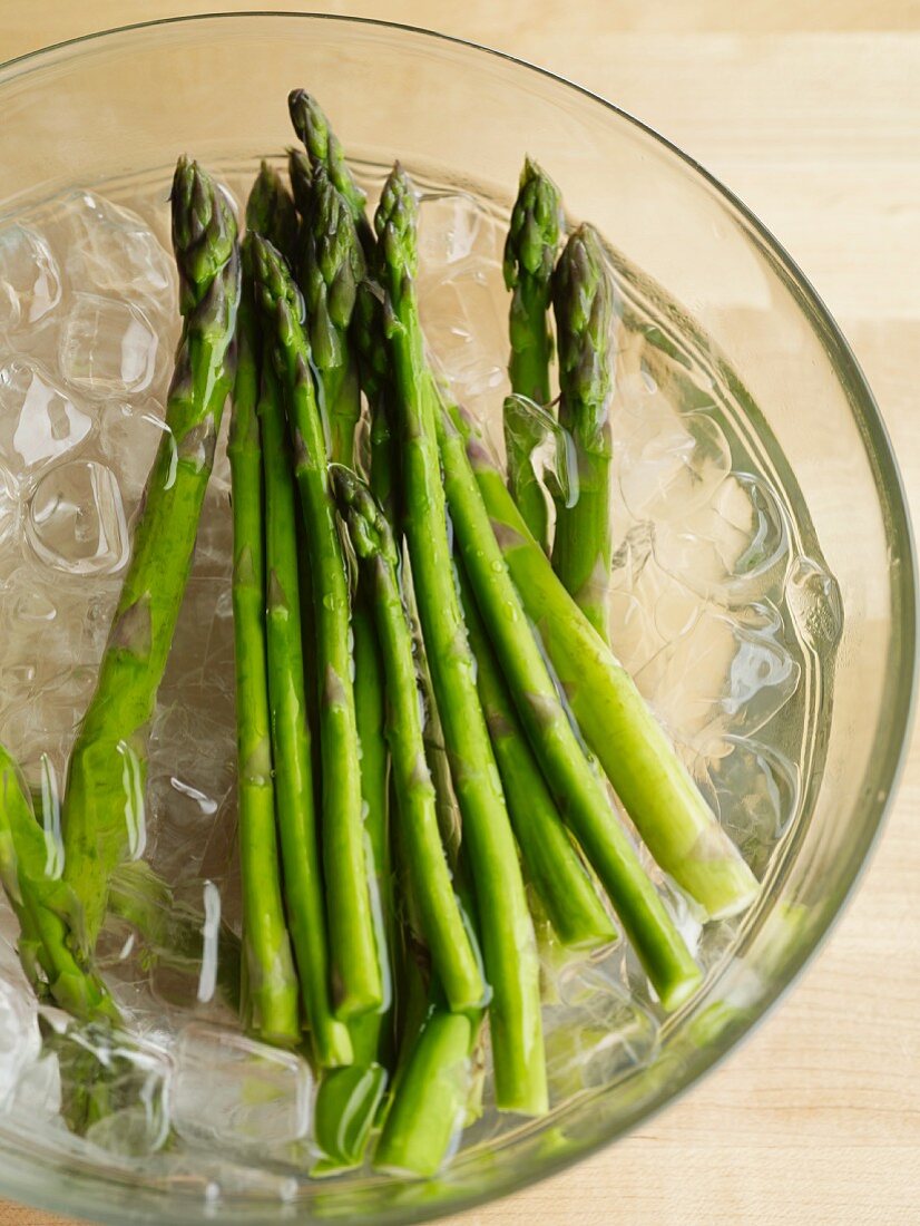 Green asparagus in iced water