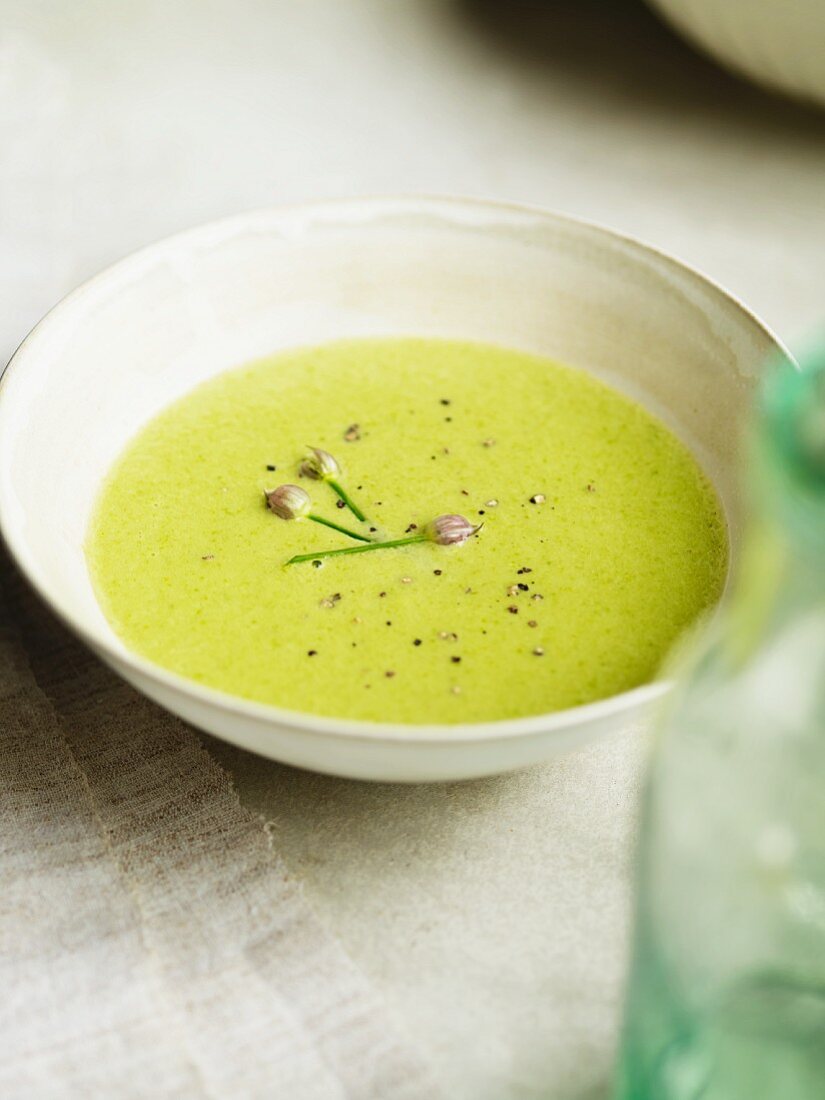 Erbsencremesuppe mit Schnittlauch