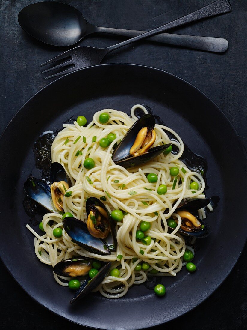 Spaghetti with mussels and peas