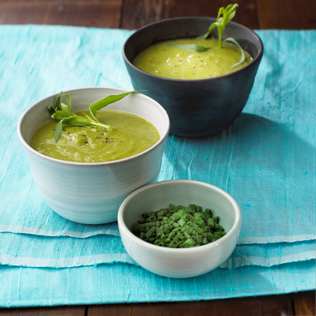 Erbsensamtsuppe mit Estragon und Schnittlauch