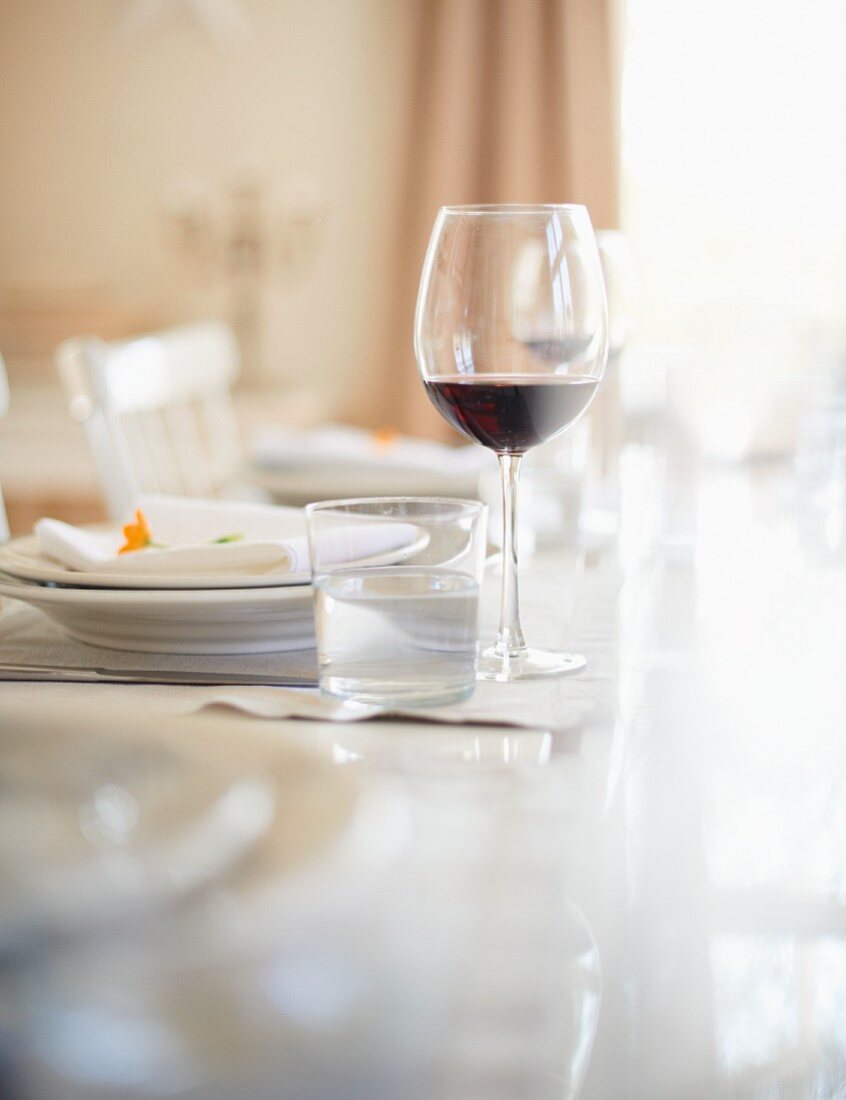 Tischgedeck zu Thanksgiving mit Wasserglas und Rotweinglas