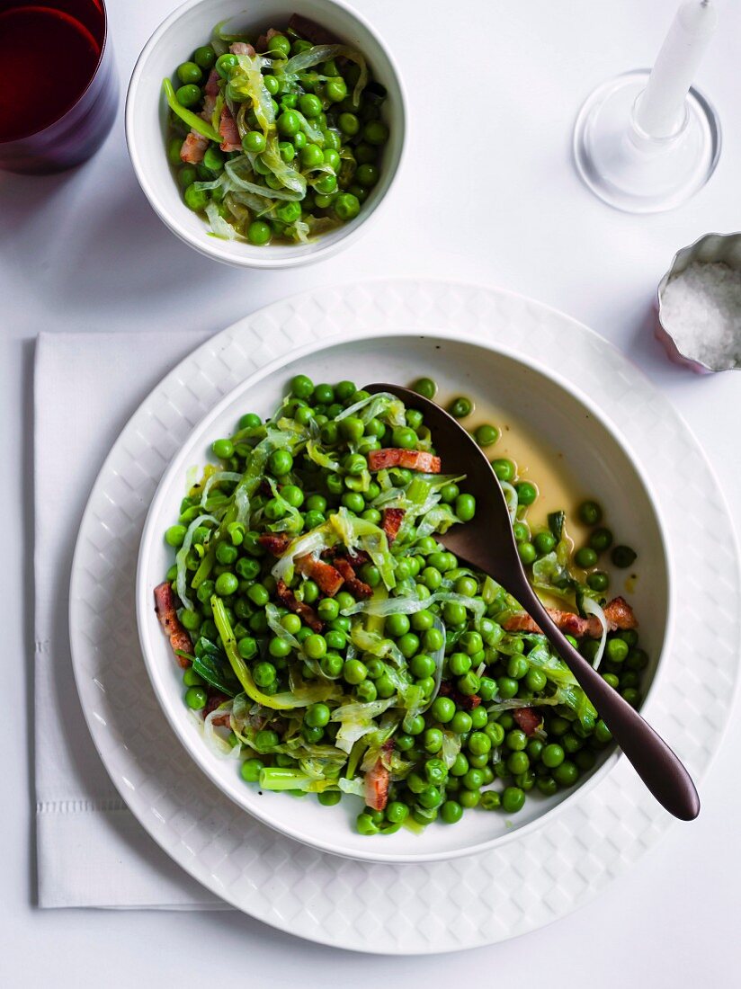 Erbsen mit Speck, Zwiebel und Eisbergsalat