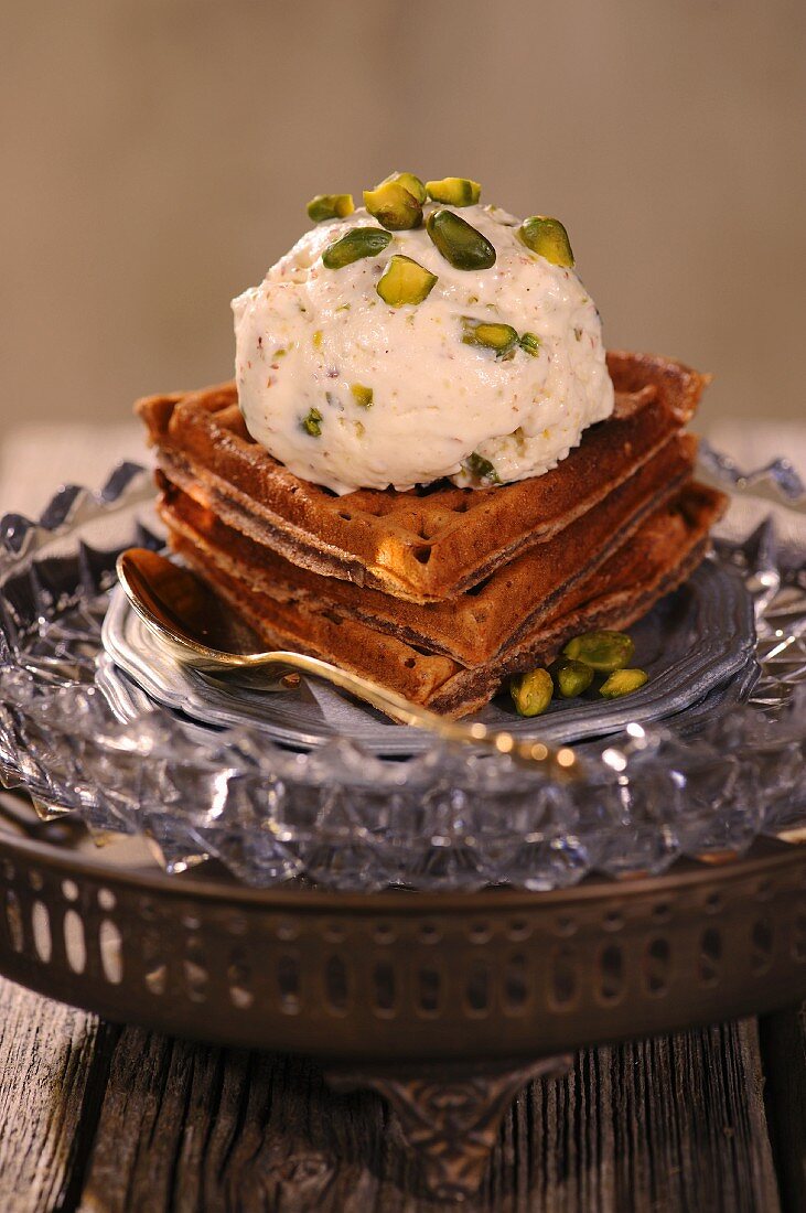 Kulfi-Eis mit Pistazien & Rosenwasser auf Waffeln