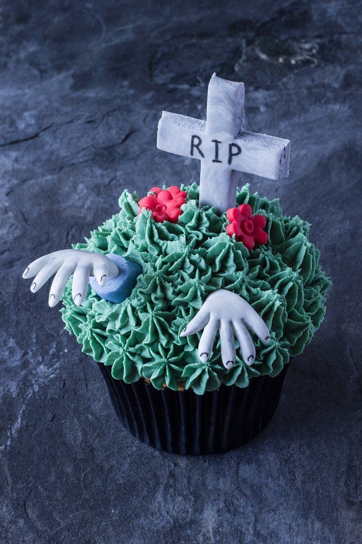 Ein gruseliger Cupcake für Halloween mit Grabmotiv