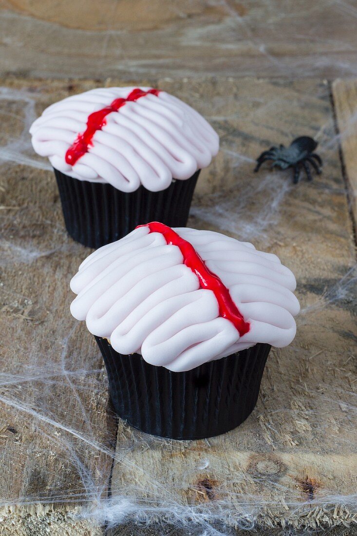 Zwei gruselig dekorierte Cupcakes für Halloween