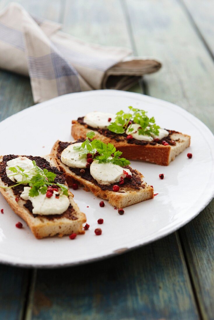 Knuspriges Weißbrot mit Oliventapenade und Mozzarella