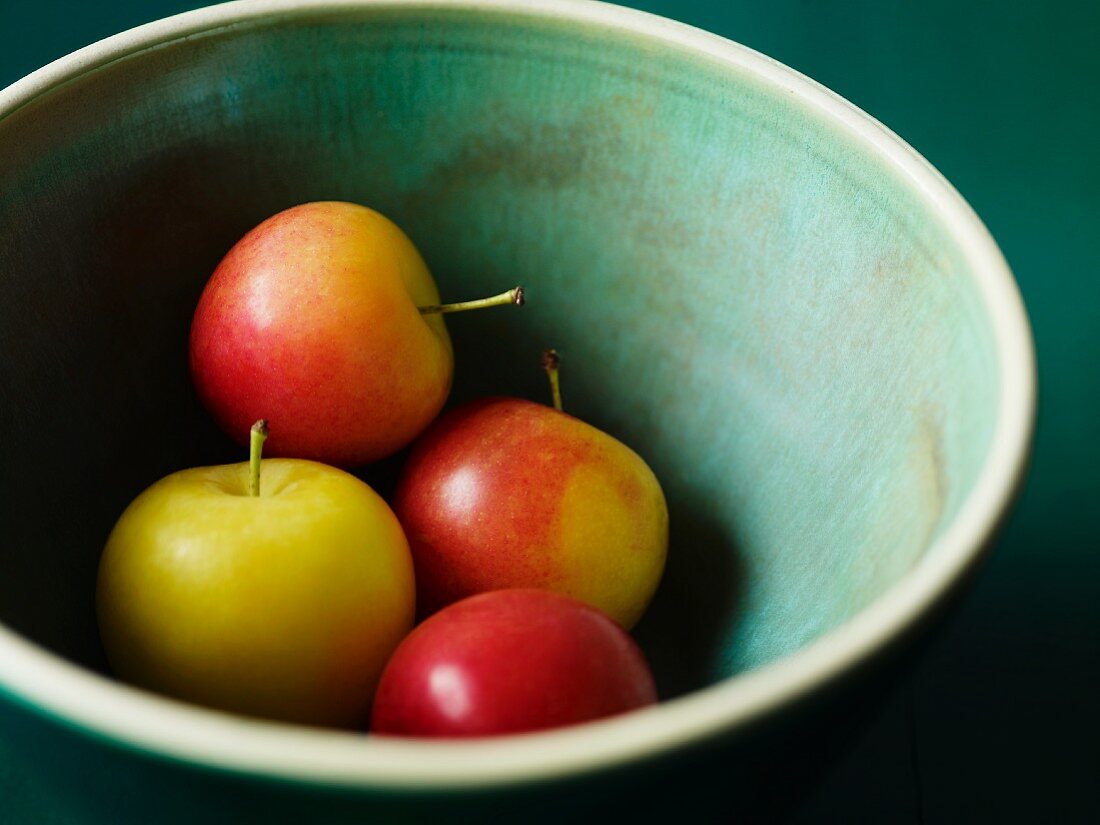 Various apple in a bowl