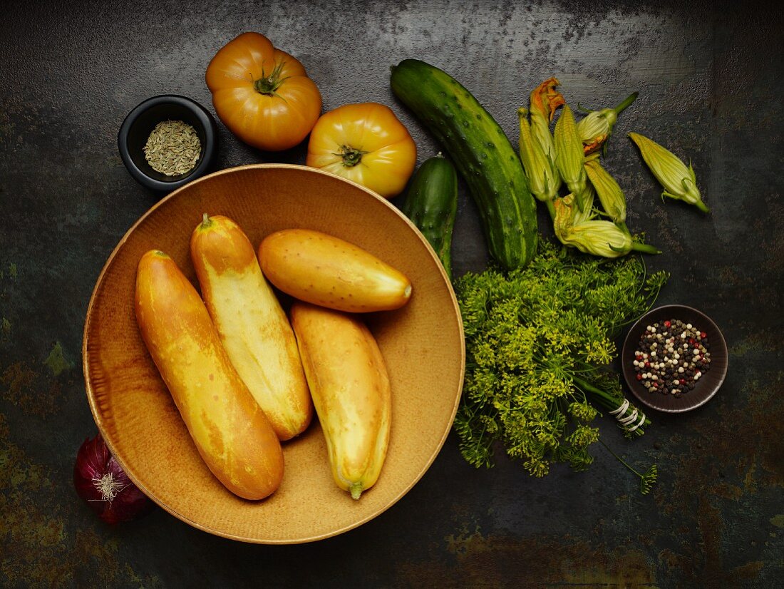 Gurken, Tomaten, Dill, Zucchiniblüten und Gewürze