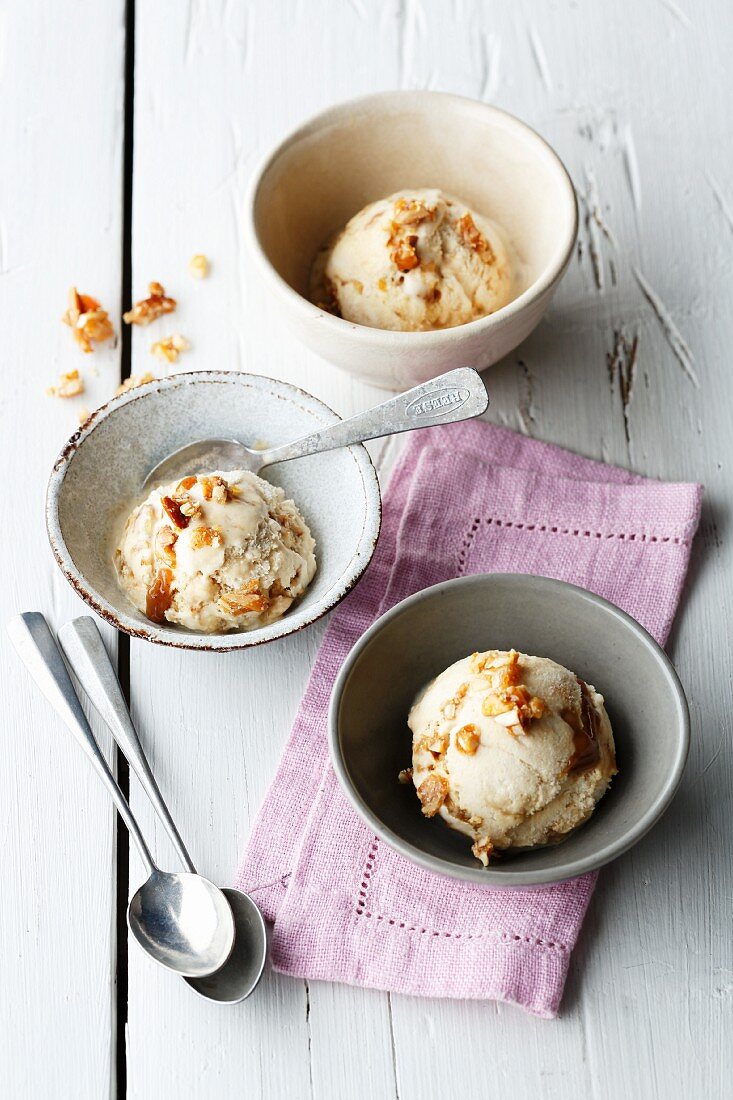 Almond ice cream with caramel