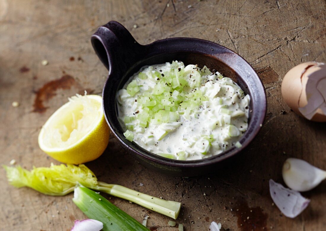 Selbstgemachte Remoulade mit Stangensellerie