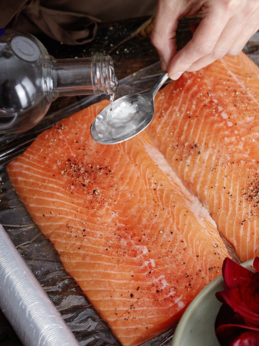 Gebeizten Lachs zubereiten: Lachsfilets würzen