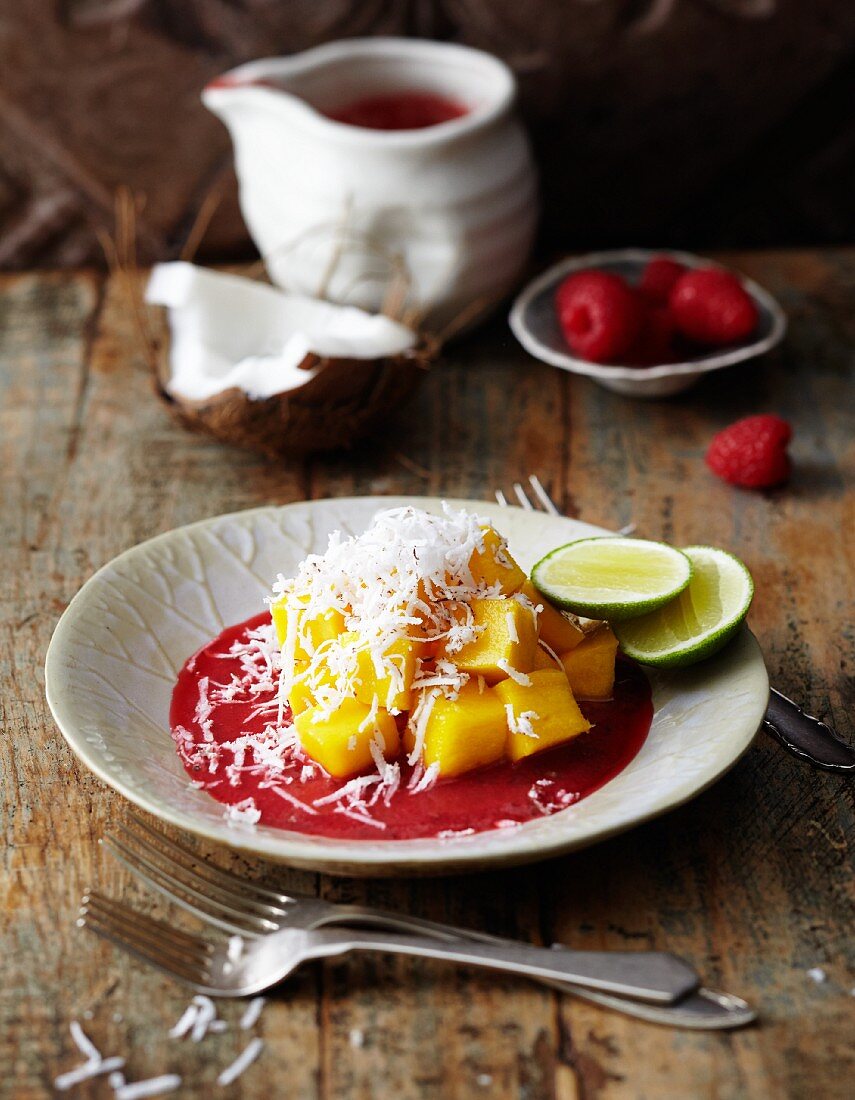 Mangowürfel mit Kokosraspeln und Himbeerpüree