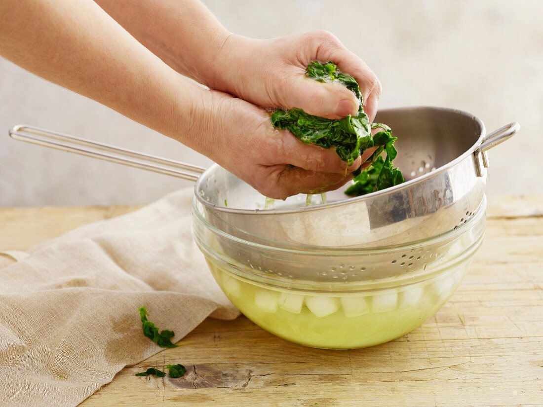 Blanching spinach