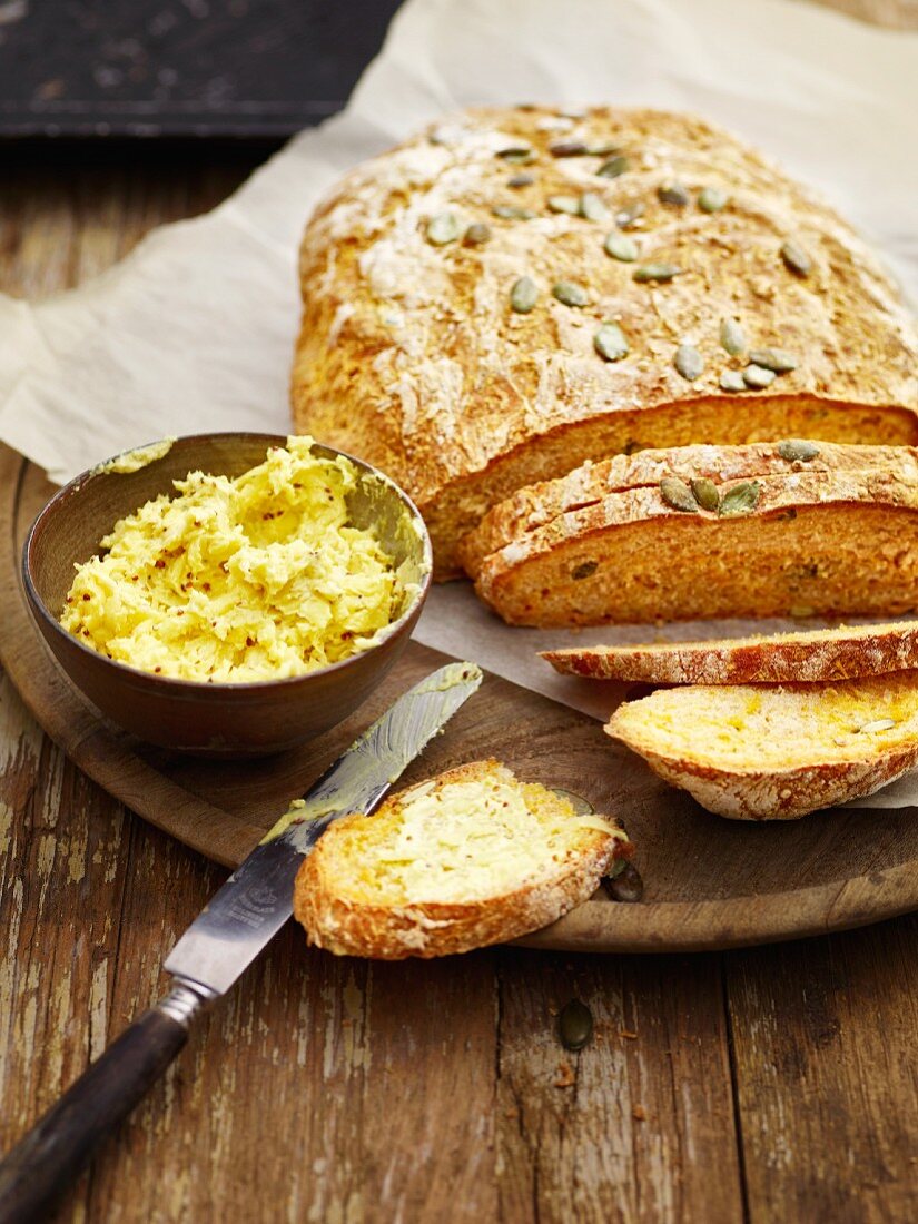 Kürbisbrot mit Apfel-Senf