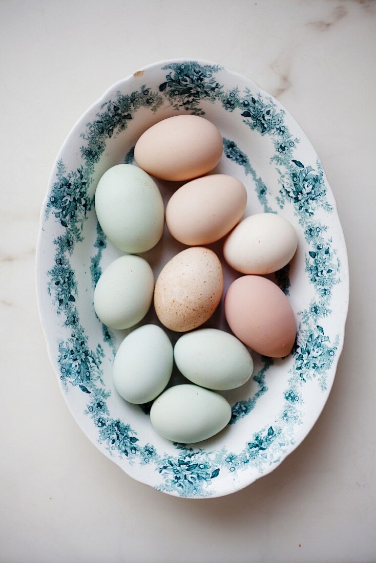 Verschiedenfarbige Eier auf Teller