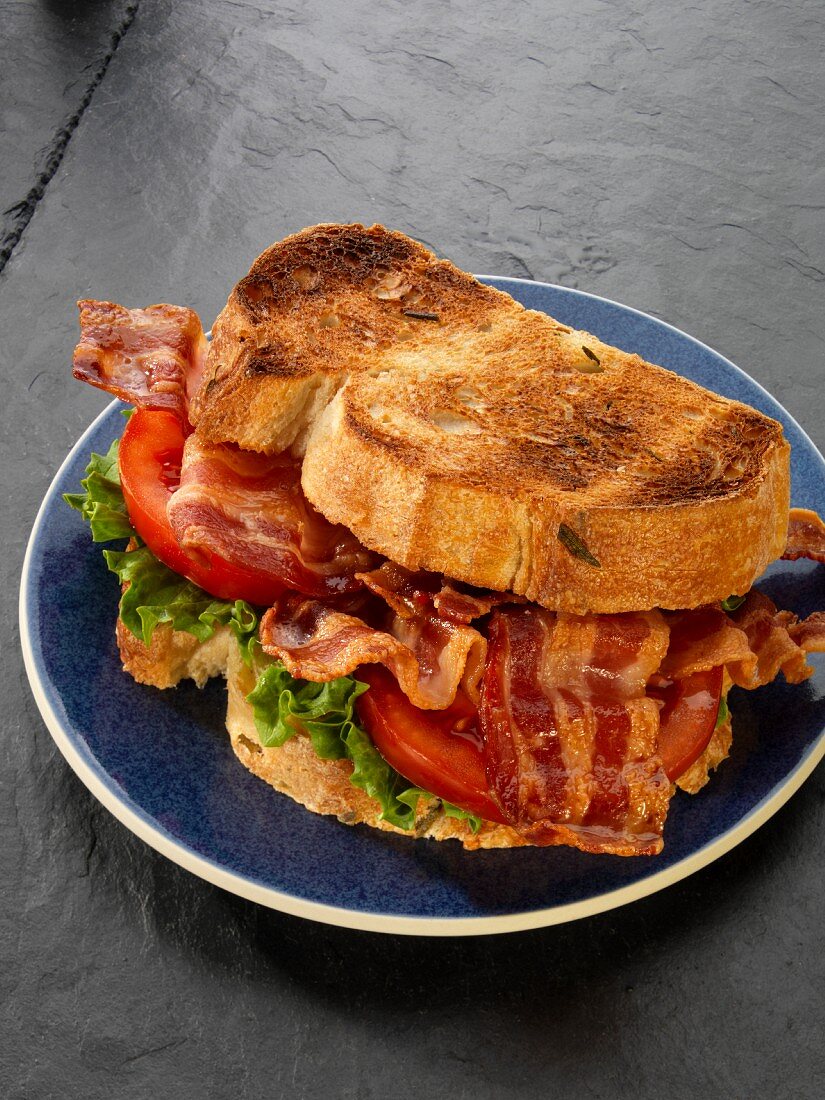 Getoastetes Sandwich mit Bacon, Salat und Tomaten