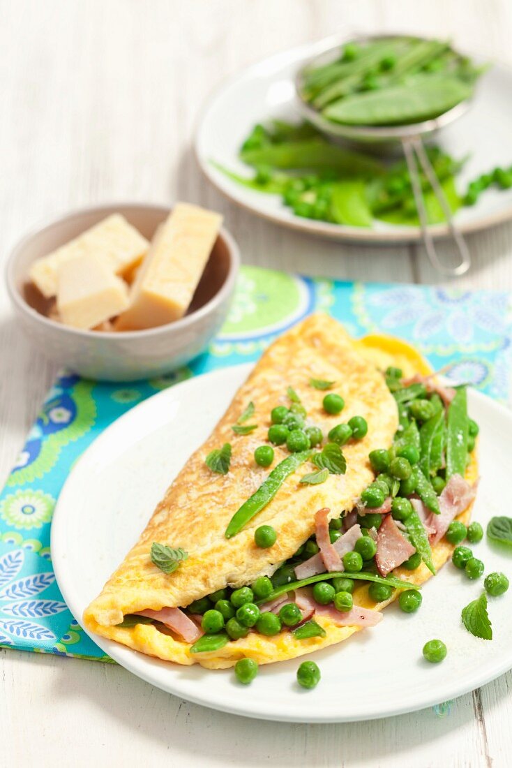 Omelett mit Erbsen, Schinken und Pecorino