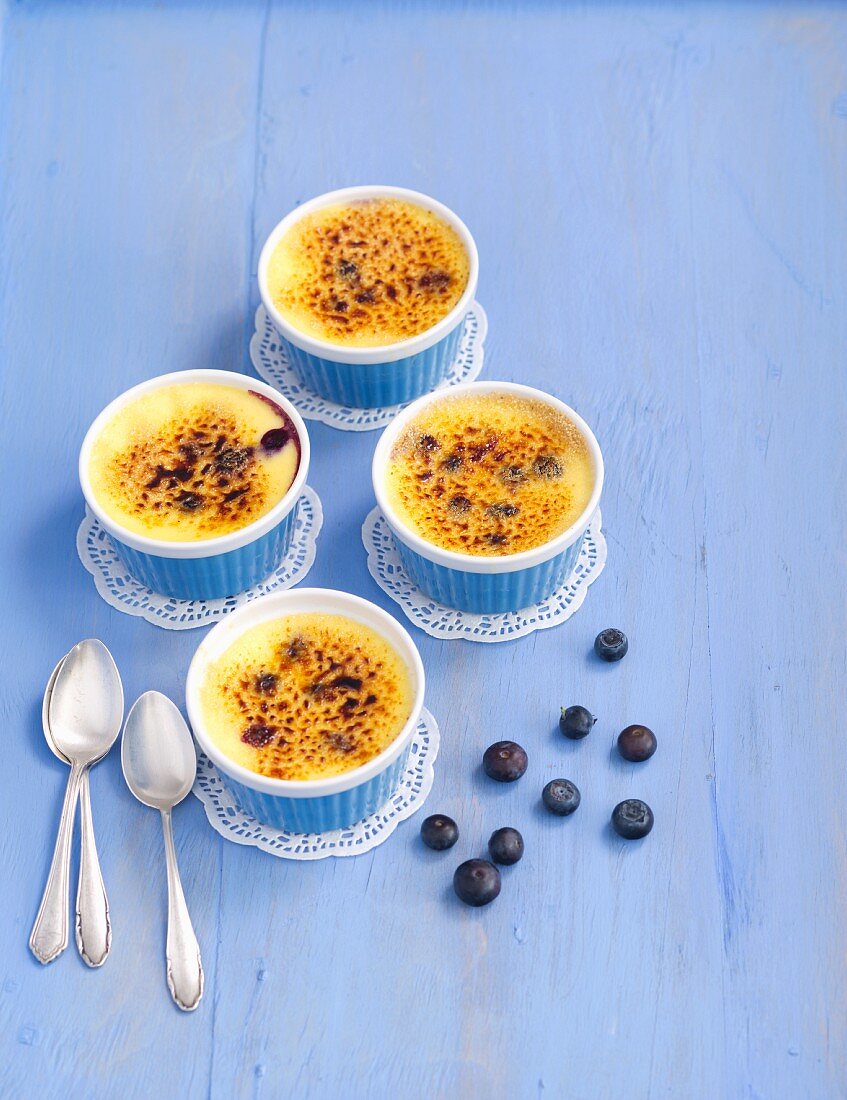 Crème brûlée with blueberries