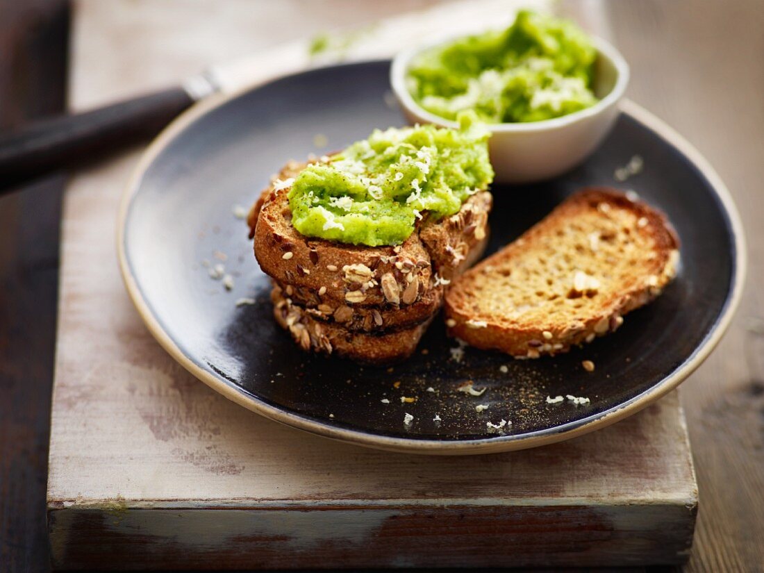 Bruschetta mit Rosenkohlpüree