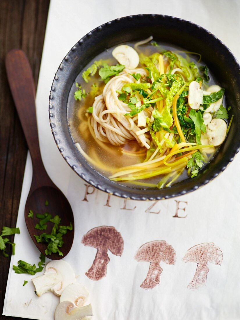 Buchweizennudelsuppe mit Gemüse