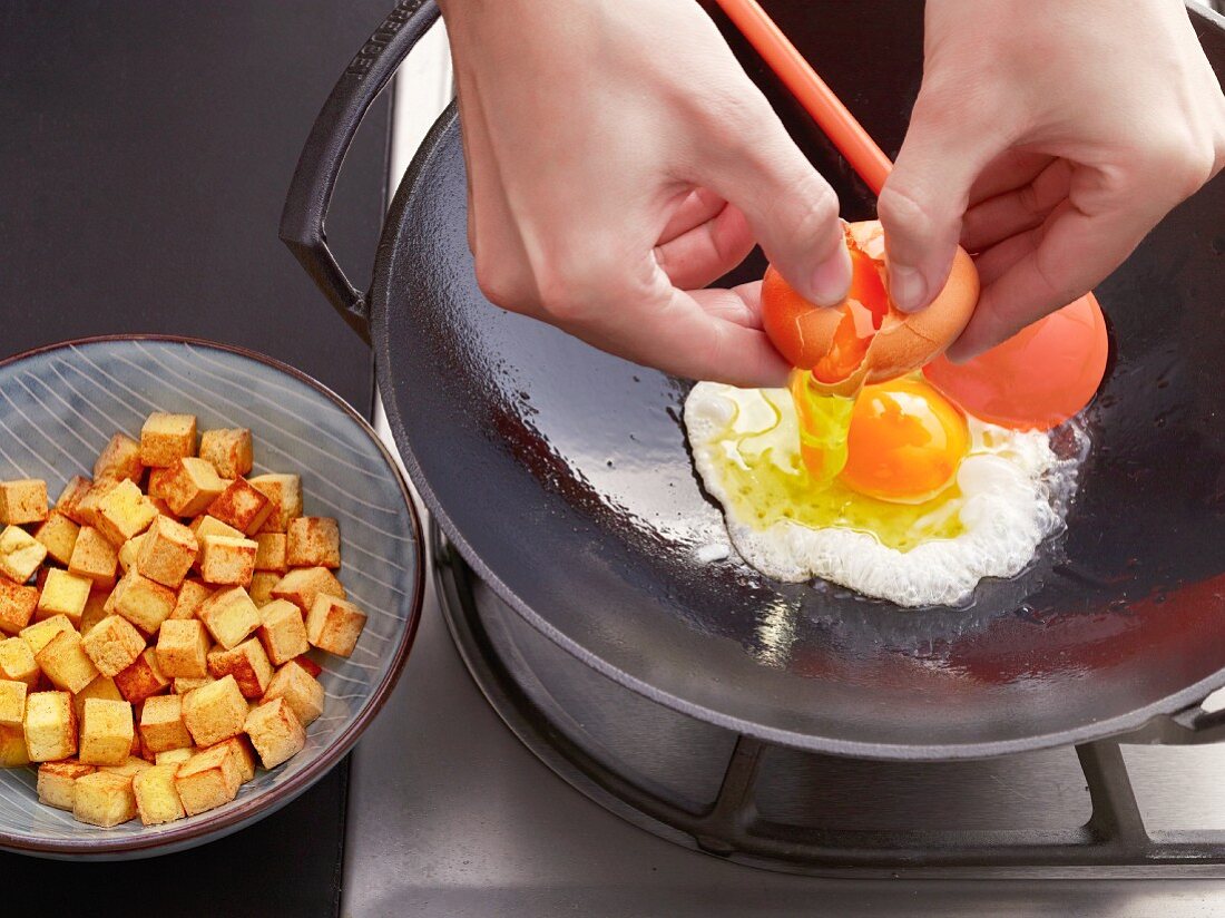 Gebratene Reisnudeln mit Tofu zubereiten