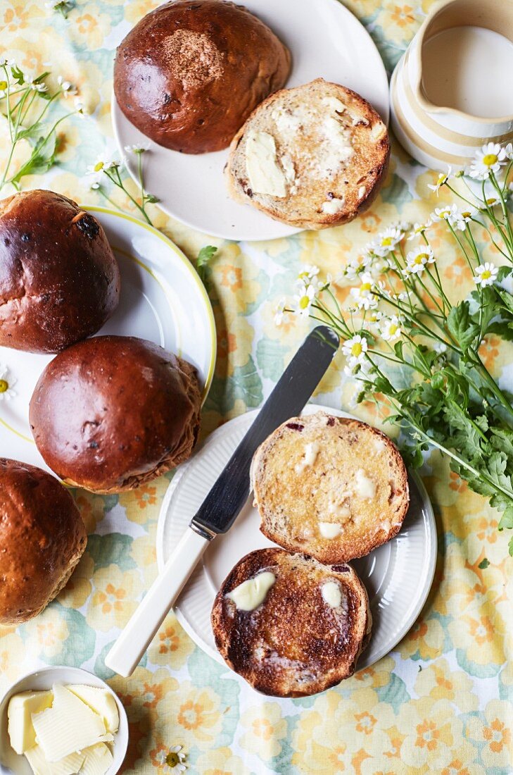 Toasted teacakes with butter