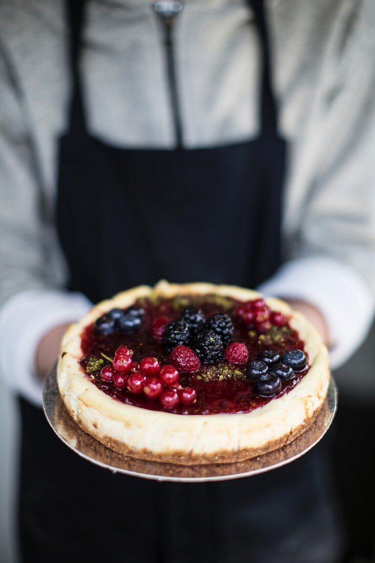 Cheesecake with berry compote