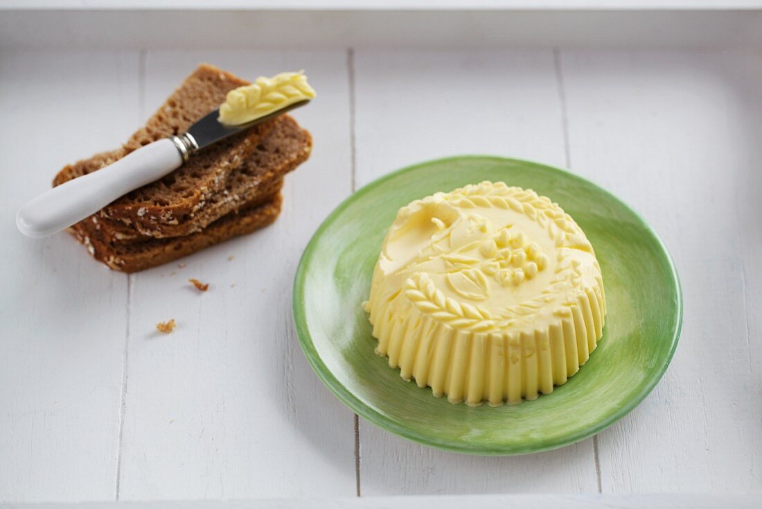 Butter mit Buttermodel geformt