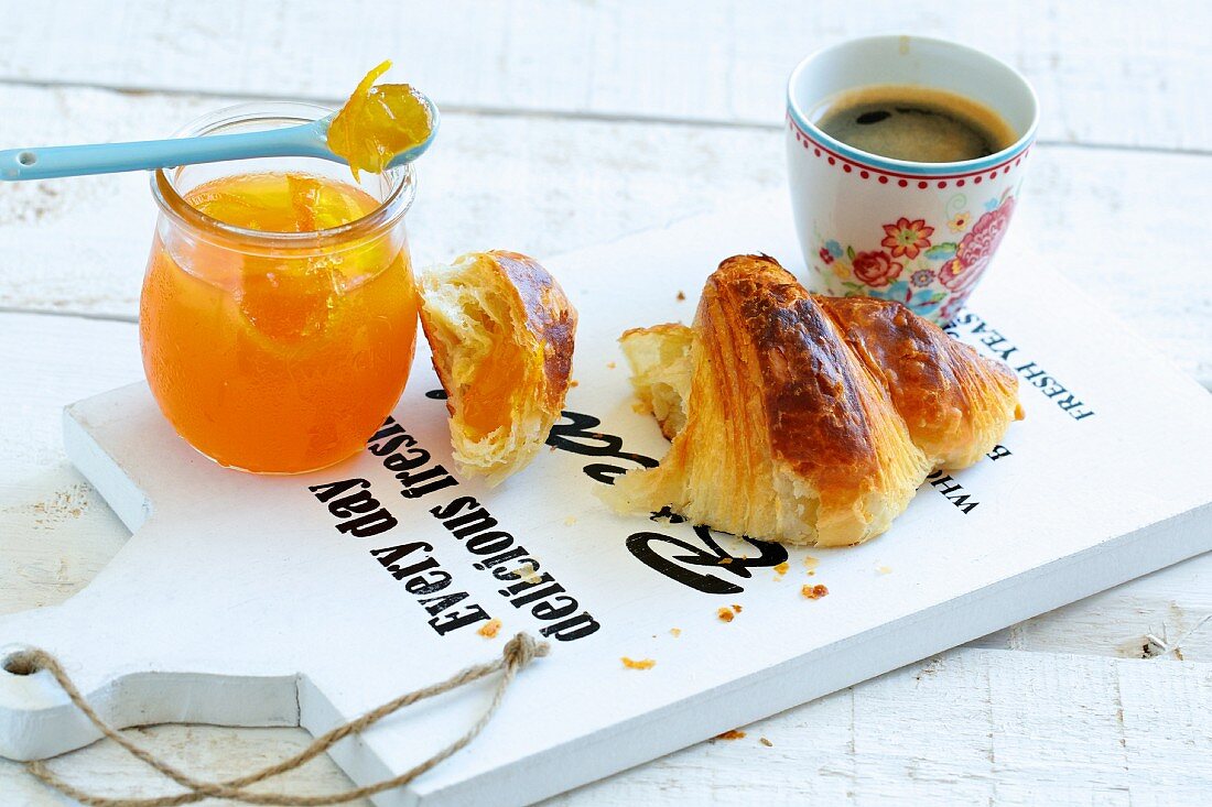 Croissant mit Marmelade und Kaffee