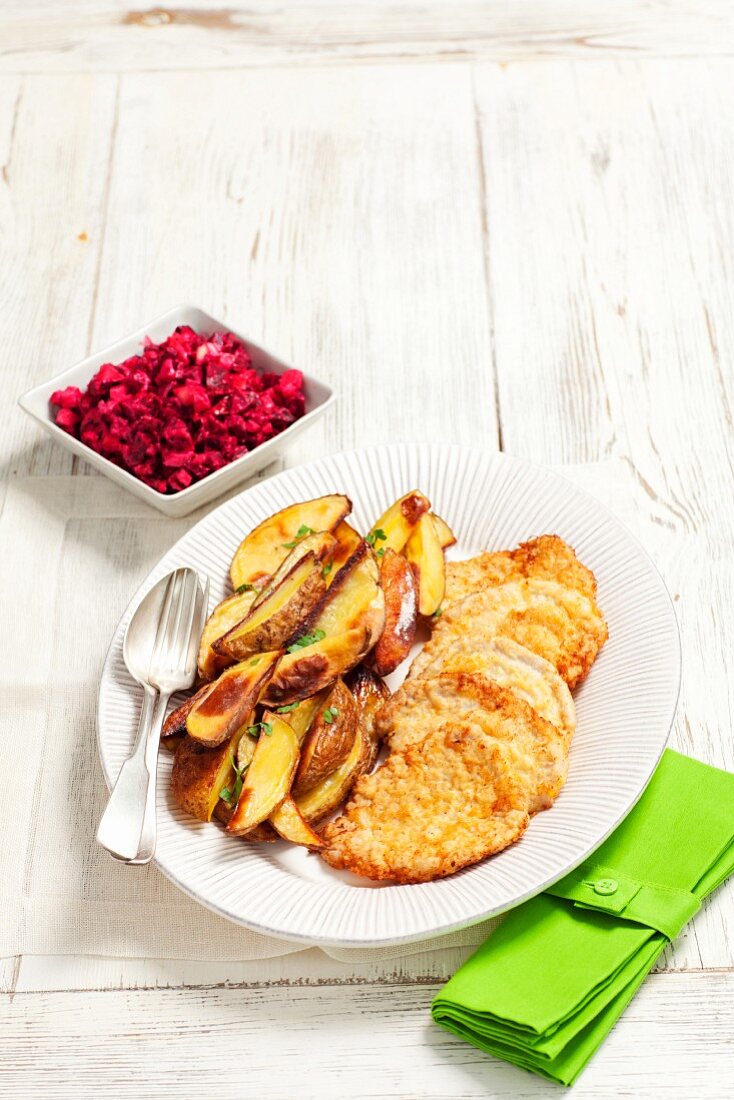 Schweineschnitzel mit Bratkartoffeln und Rote-Bete-Salat