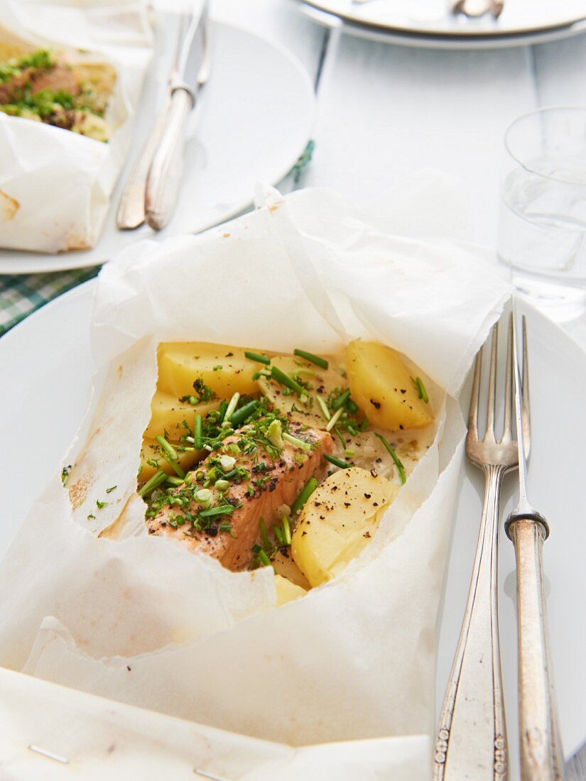 Salmon en papilloto with Chinese cabbage, potatoes and chives