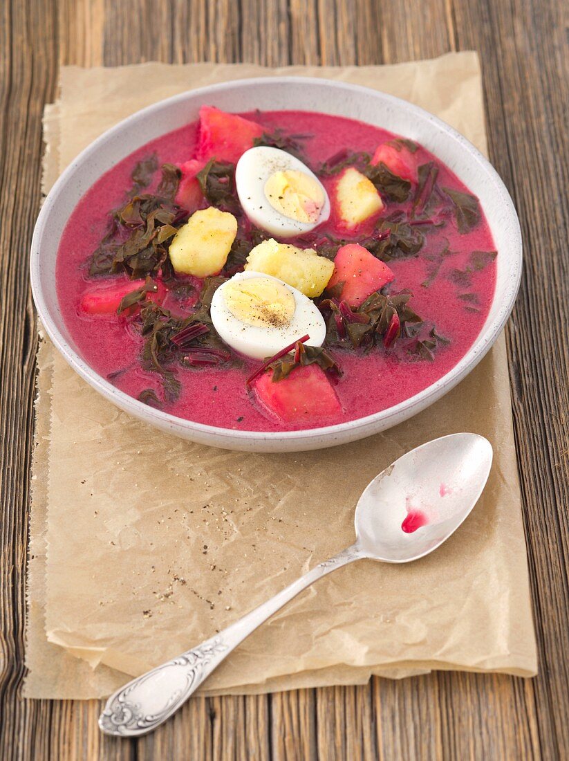 Rote-Bete-Suppe aus Knollen und Blättern mit Bratkartoffeln und Ei