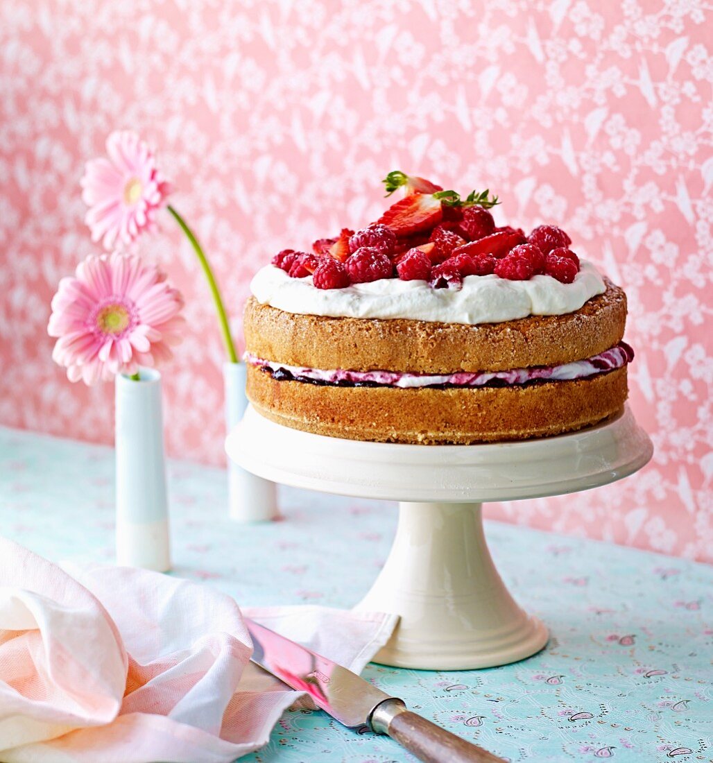 A summery berry cream cake