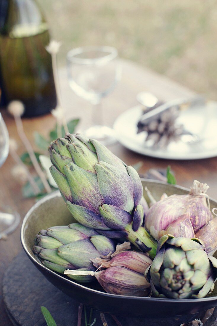 Artichokes as table decoration for a Provençal meal in a garden