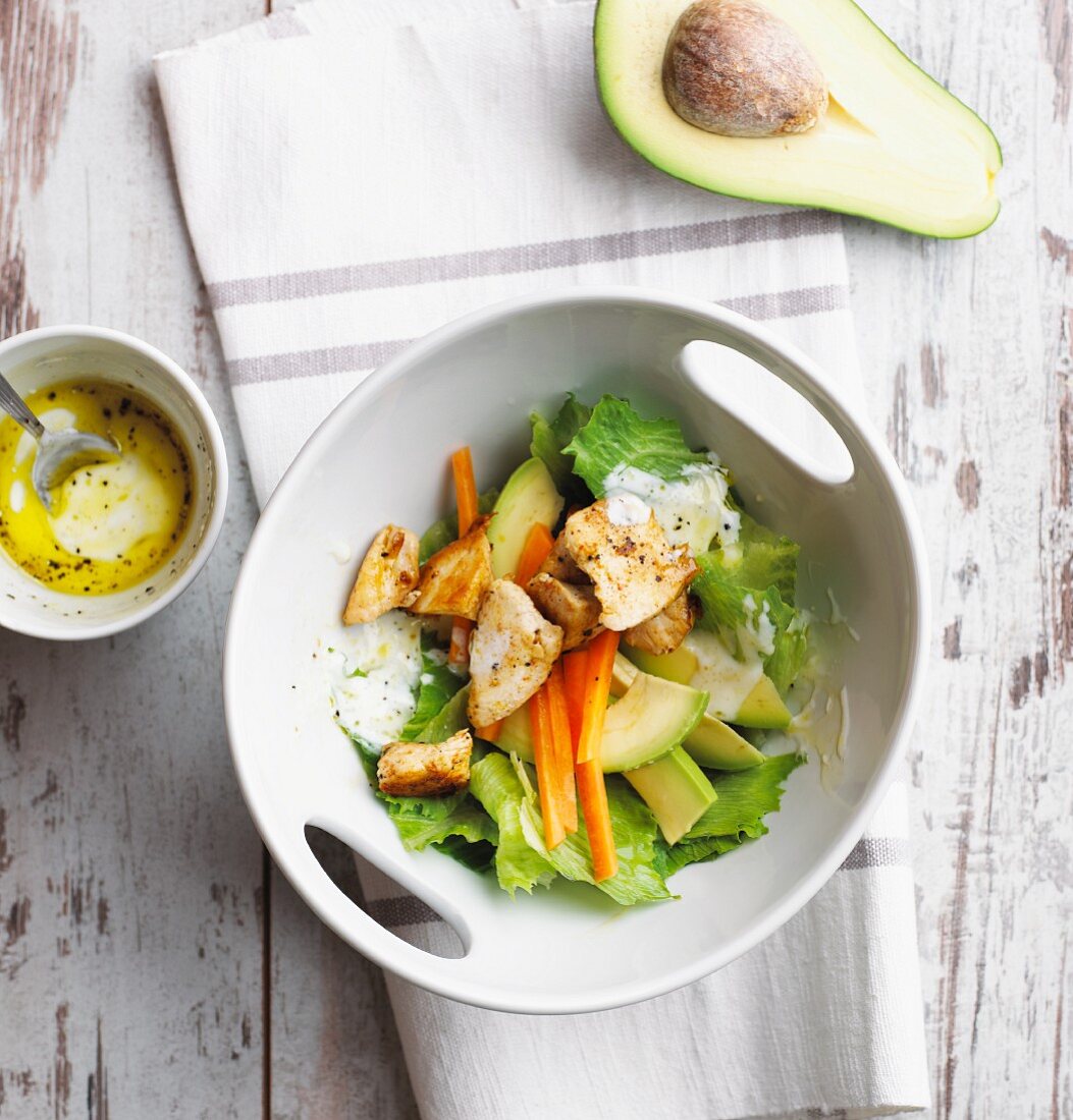 Sommersalat mit gebratener Hähnchenbrust (Low Carb)