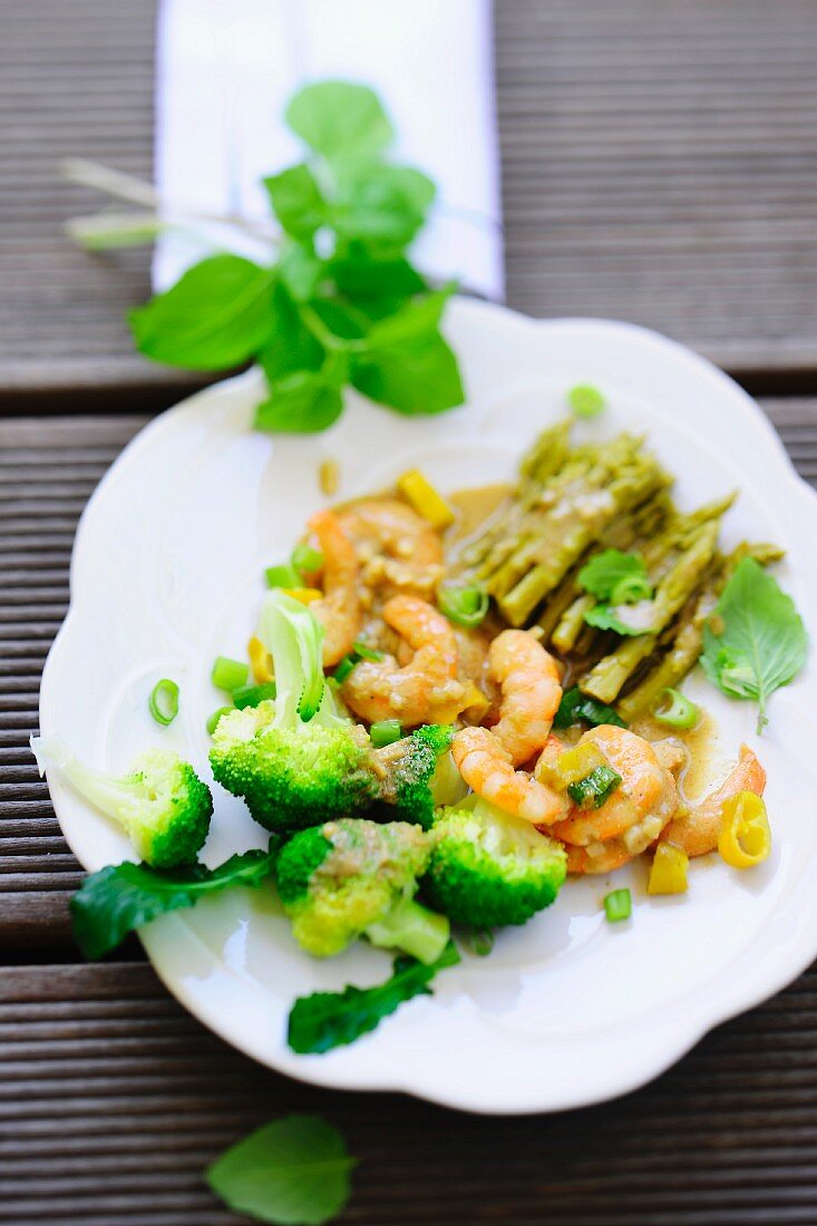 Grünes Garnelencurry mit Brokkoli und Spargel