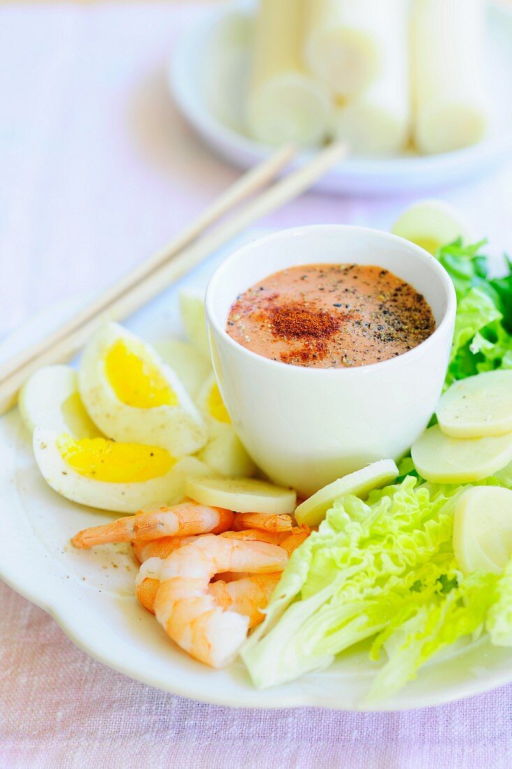 Heart of palm salad with prawns and egg