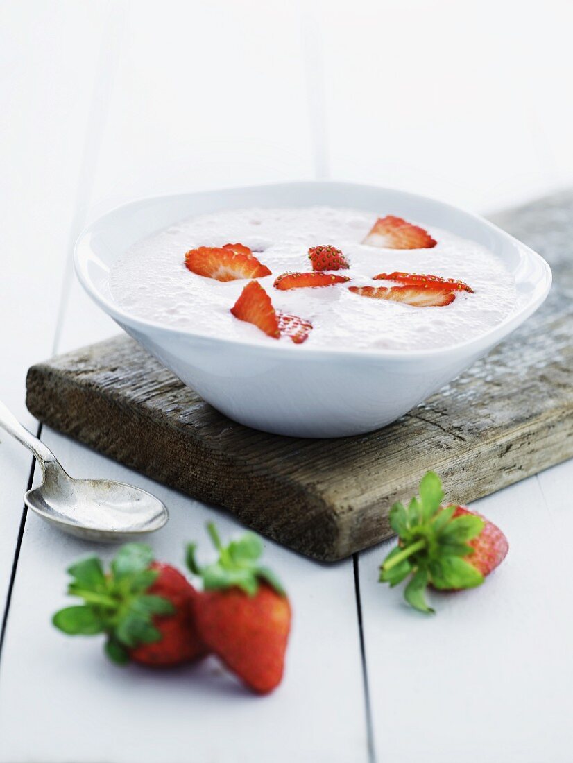 Kalte Joghurtsuppe mit Erdbeeren