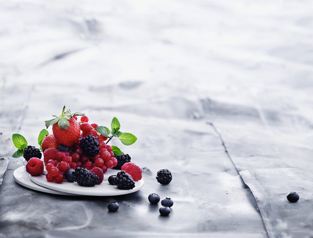 Verschiedene Beeren auf Teller