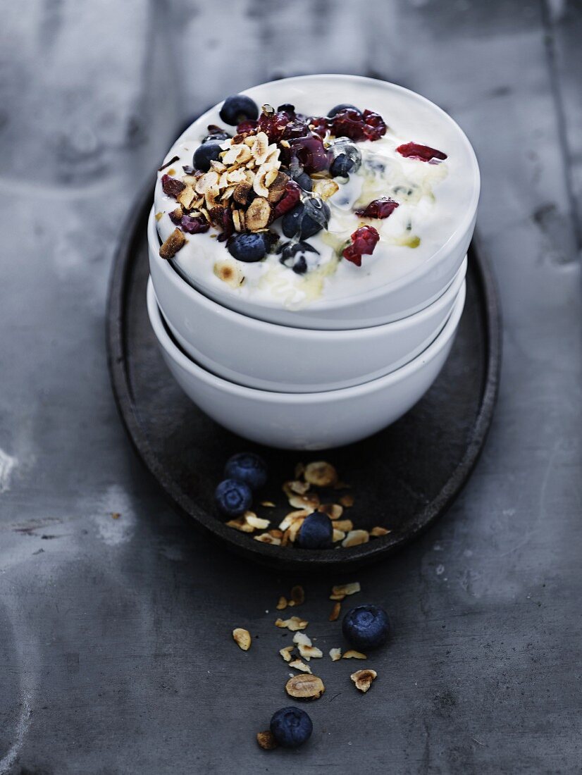 Yoghurt muesli with berries and oats