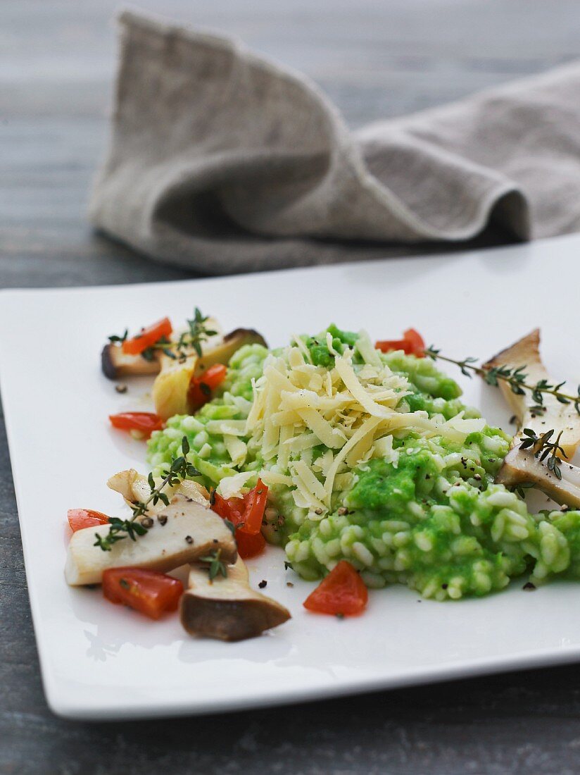 Grünes Risotto mit Pilzen, Thymian und geriebenem Käse