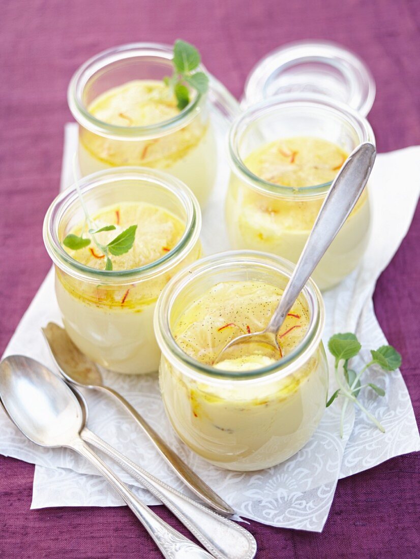 Joghurt mit Safran und Zitrone