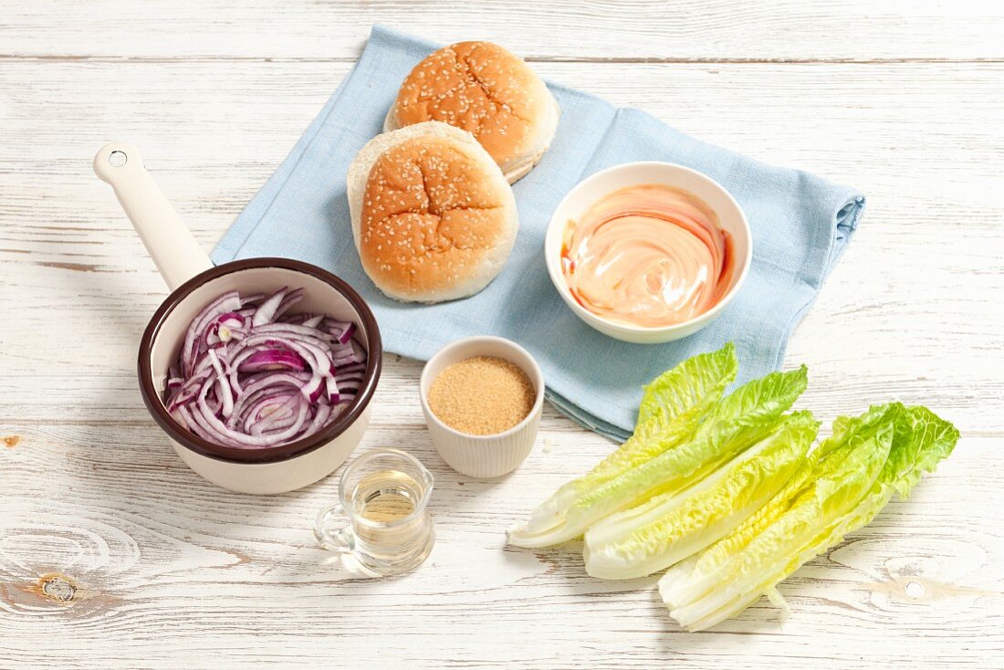 Zutaten für Hamburger: rote Zwiebeln, Zucker, Essig, Mayonnaise mit Ketchup, Romanasalat
