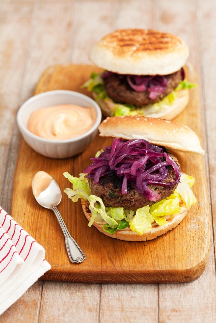 Beefburgers with caramelised red onions