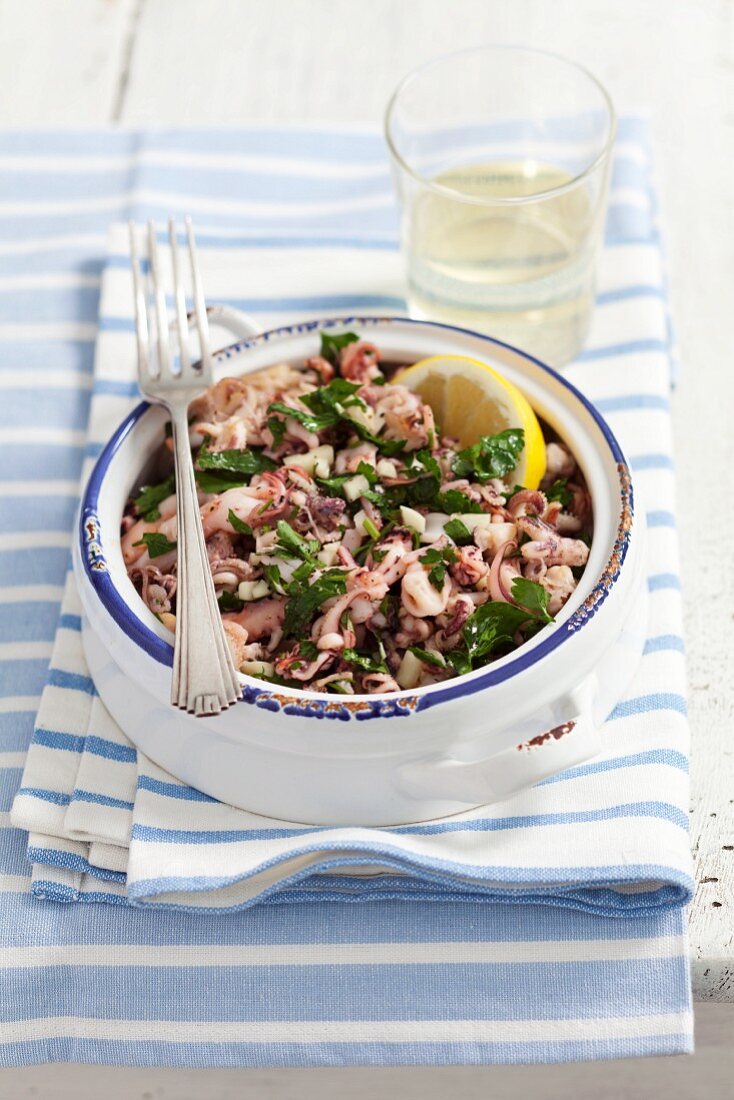 Marinierter Oktopus mit Knoblauch und Petersilie (Griechenland)